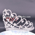 A coroa de cristal grande alta da tiara grande da representação grande do estilo o mais novo